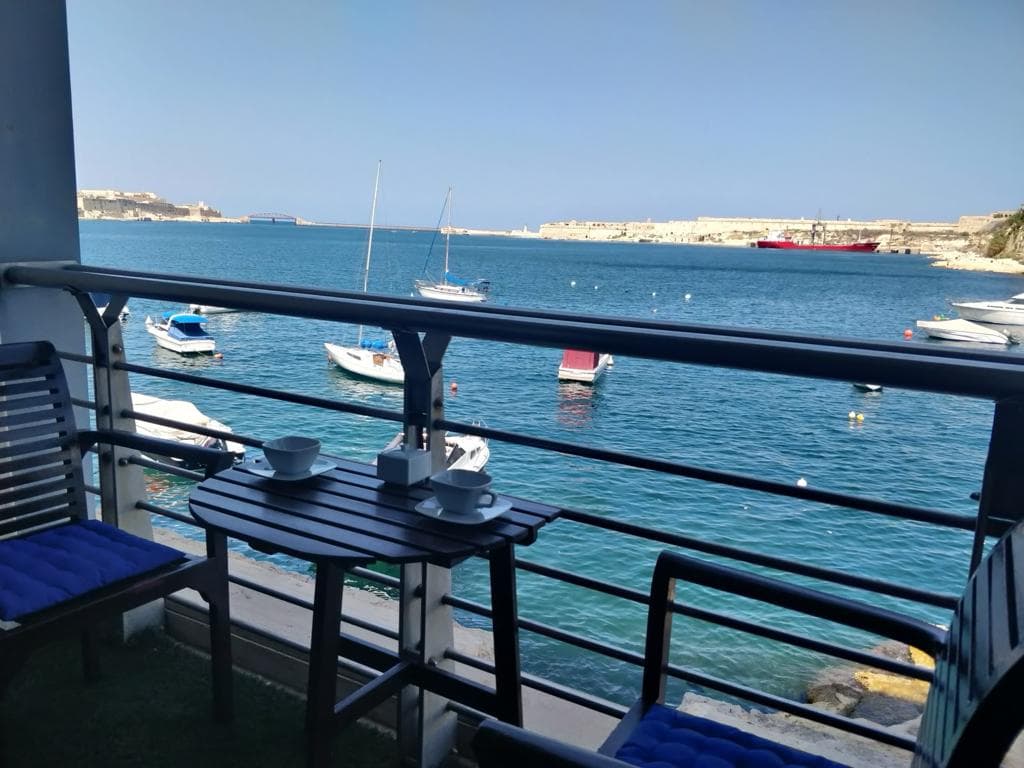 Stunning Seafront 3-Bedroom Apartment with Panoramic Harbour Views in Birgu