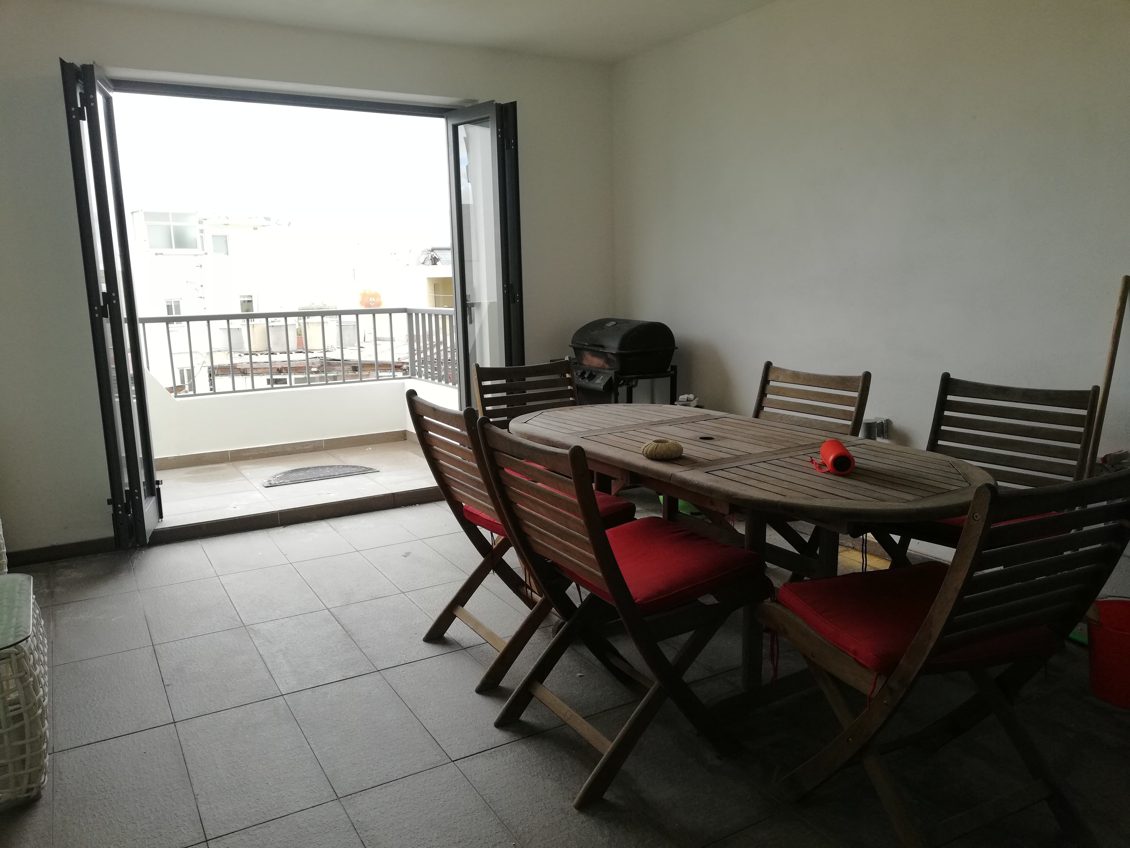 Bright & Modern 2-Bedroom Penthouse with A Large Terrace in Ibragg