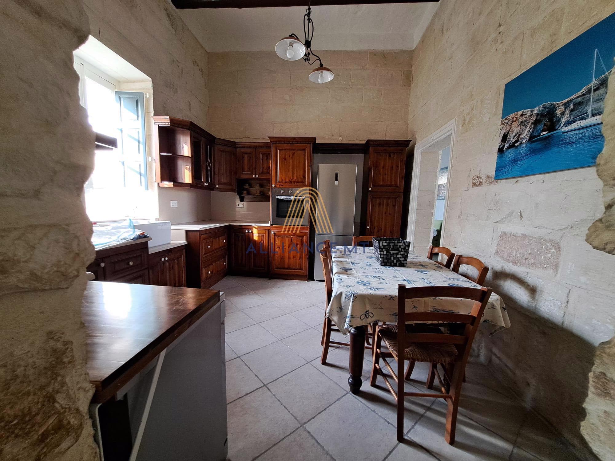 3 Bedroom House Of Character for Rent in Mosta [LHOC664091]