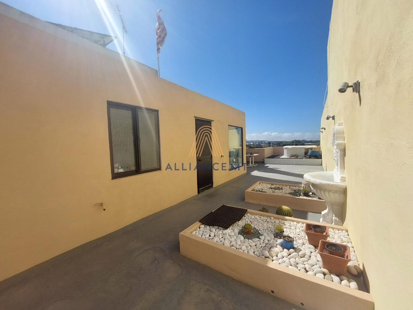 3 Bedroom Terraced House for Rent in Siggiewi [LTEH645937]