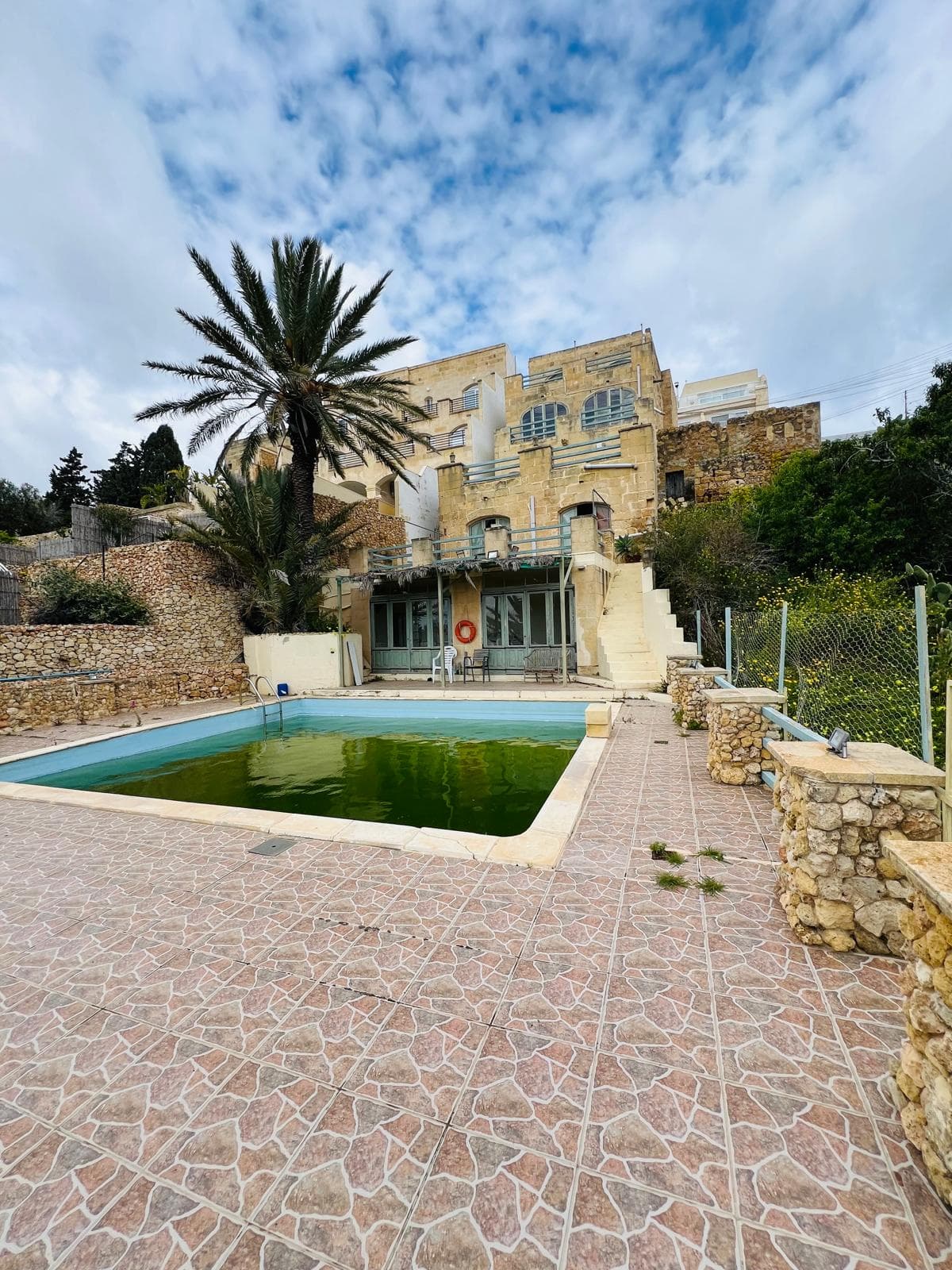 Magnificent Freehold 7-Bedroom Farmhouse with Pool & Stunning Valley Views in Xaghra
