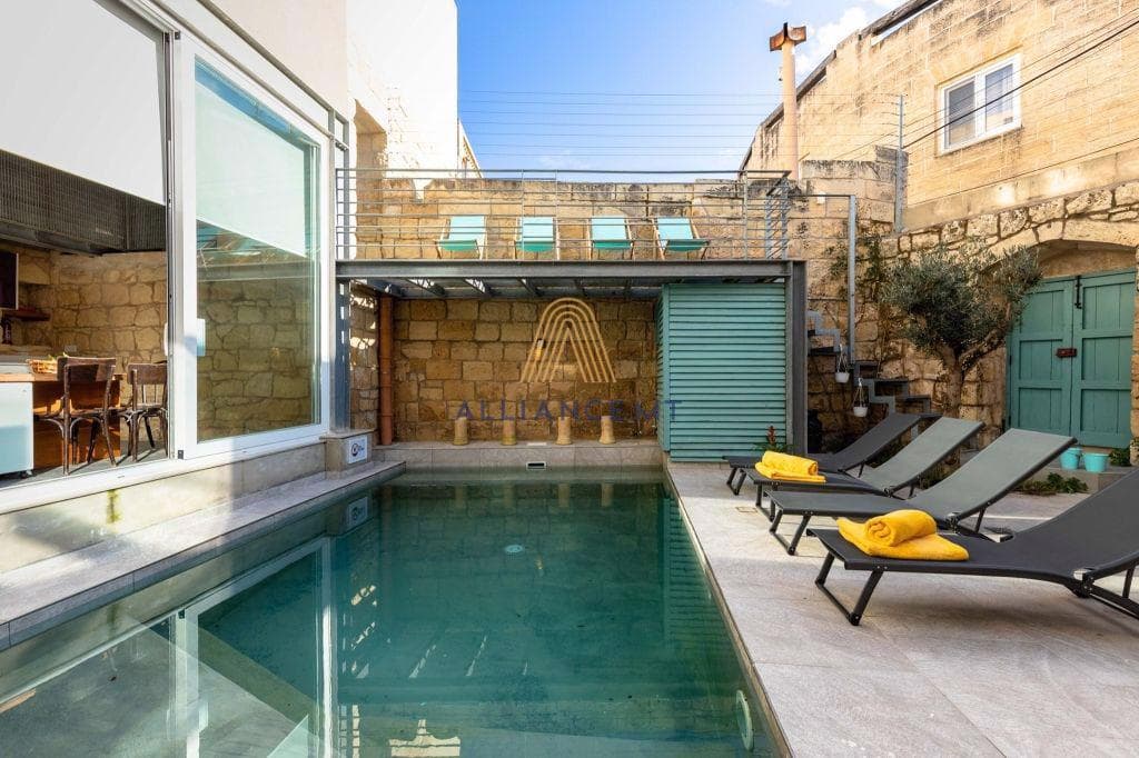 5 Bedroom House Of Character for Rent in Gharghur [LHOC239987]