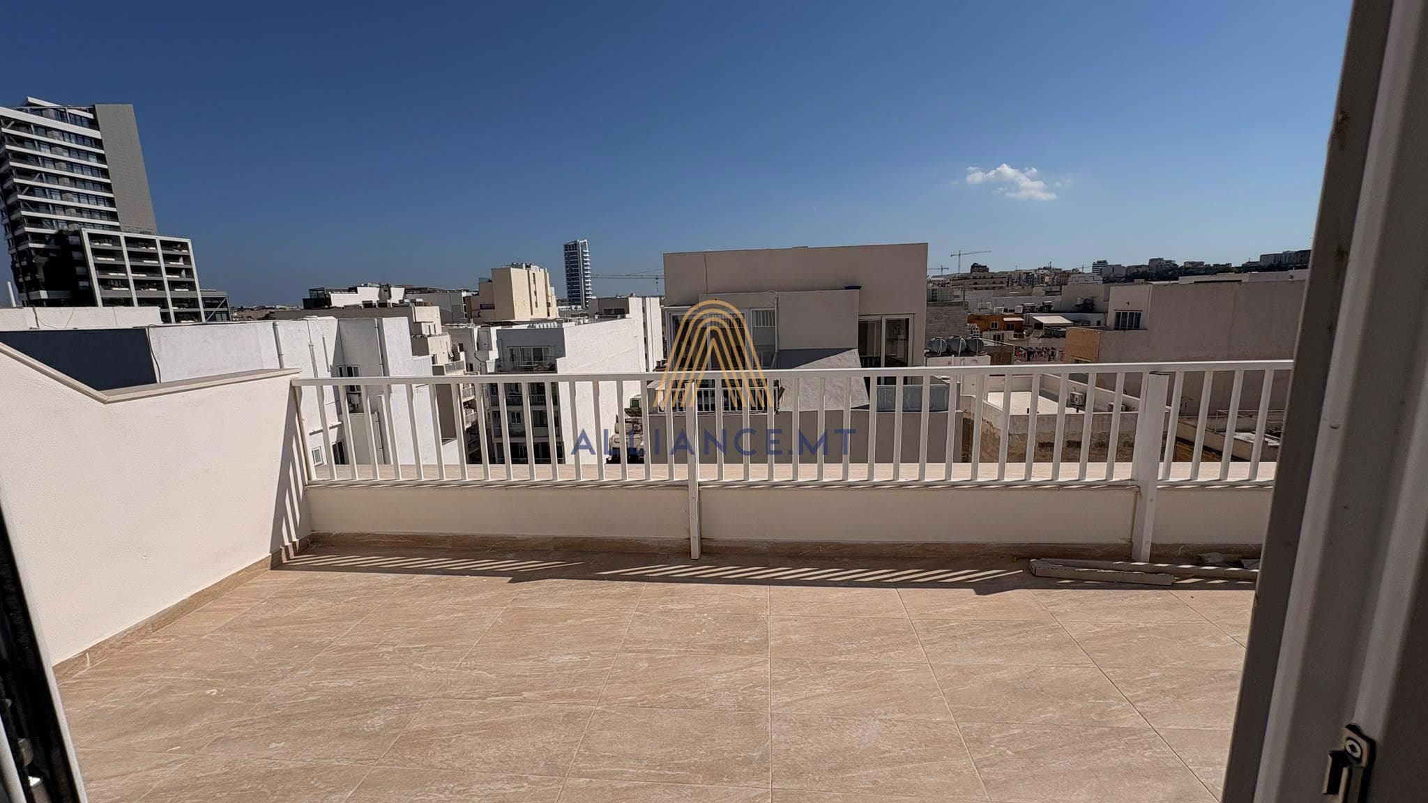 3 Bedroom Penthouse for Rent in Gzira [LPTH666406]