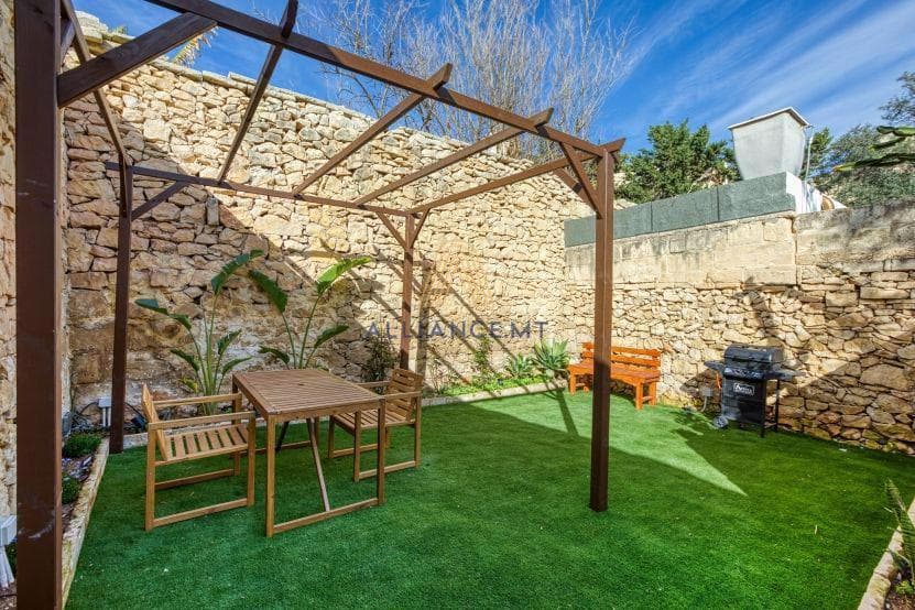 2 Bedroom Terraced House for Rent in Sliema [LTEH648613]
