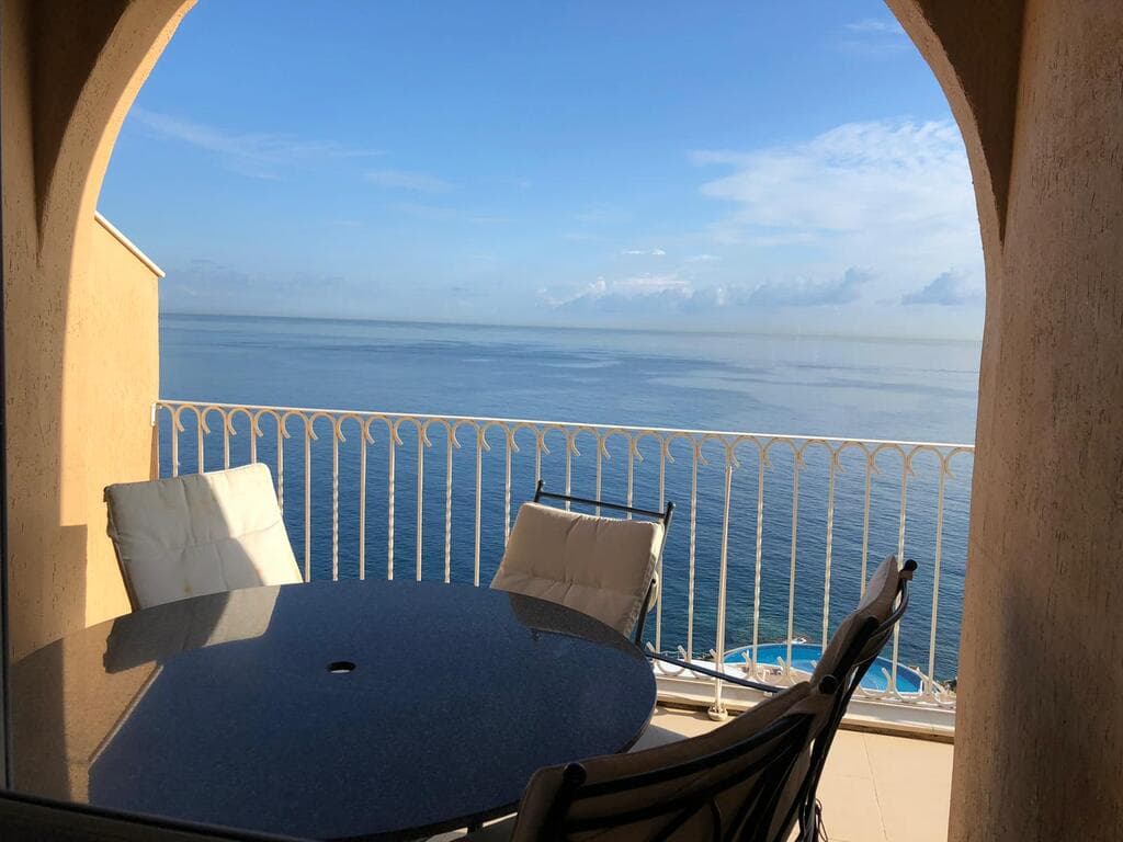 Stunning Seafront 3-Bedroom Apartment in Sliema