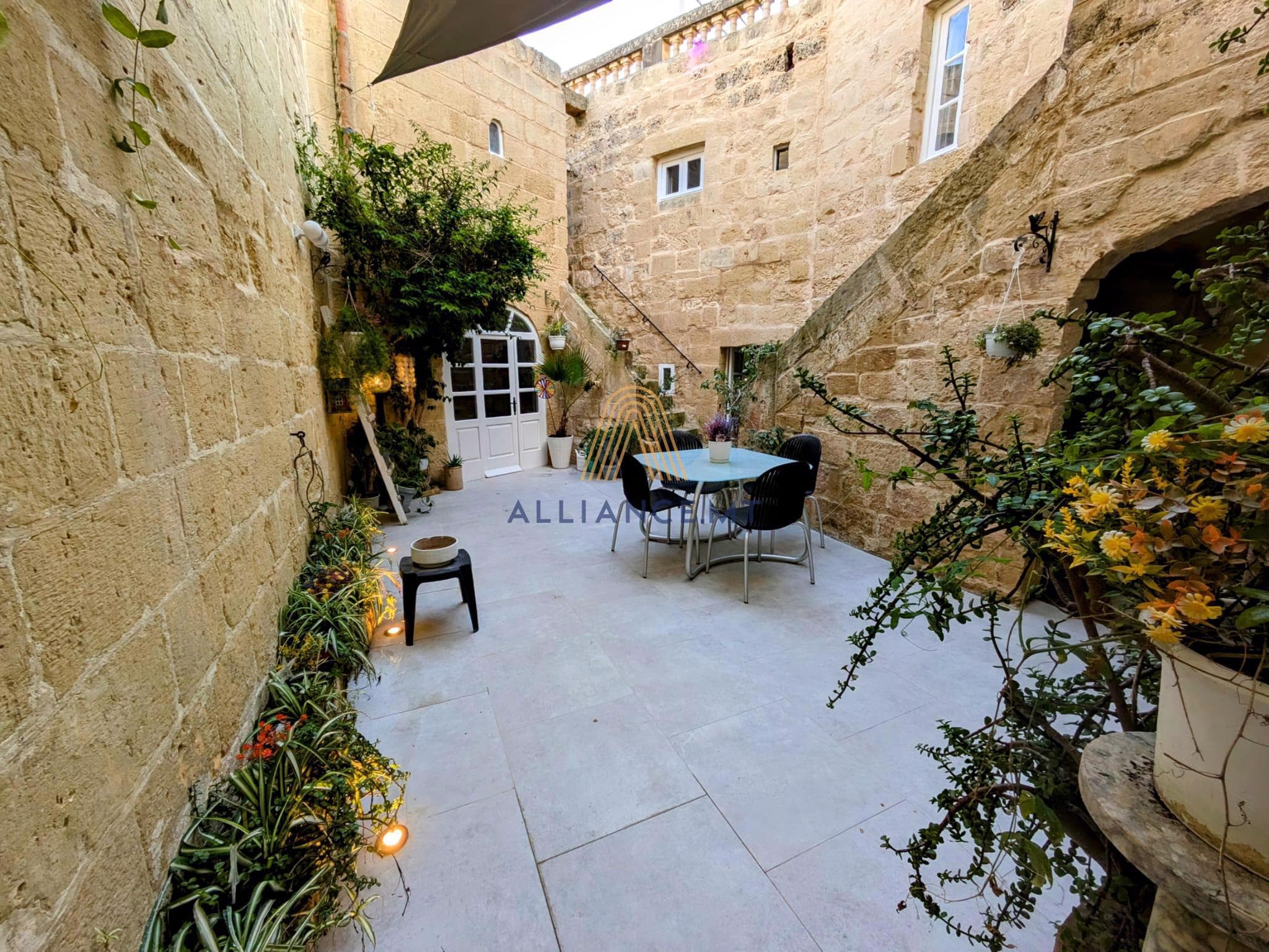 3 Bedroom House Of Character for Rent in Mosta [LHOC666602]